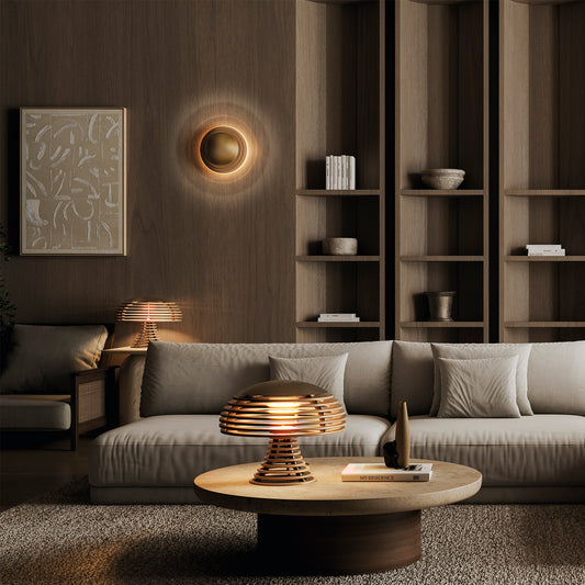 Lampe de salon TEC T en bois de hêtre et acier au design naturel et contemporain, diffusant une lumière douce idéale pour salon, chambre ou coin lecture.