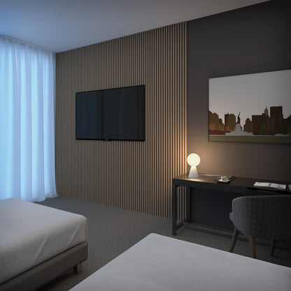 Lampe de table Geometrical en bois de hêtre ou finition blanche avec diffuseur en verre opalin, lumière douce idéale pour un intérieur moderne et chaleureux.