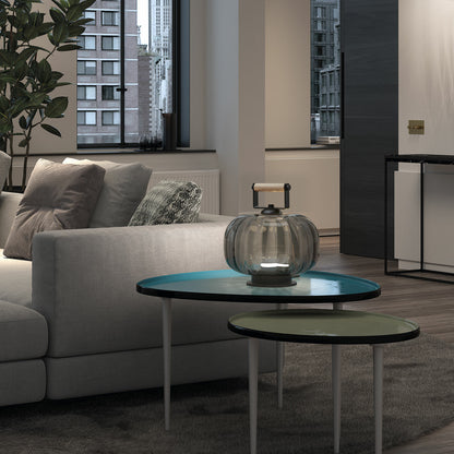 Lampe de table Krista D240 en acier noir et verre fumé – luminaire design contemporain diffusant une lumière douce et chaleureuse pour salon ou coin lecture.