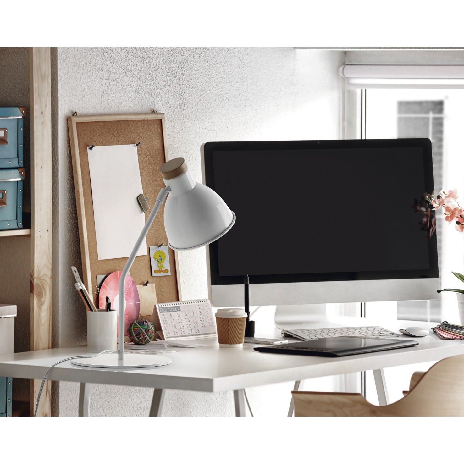 Lampe de table Valan T au design scandinave en acier et bois, diffusant une lumière douce et chaleureuse idéale pour salon, chambre ou coin lecture.