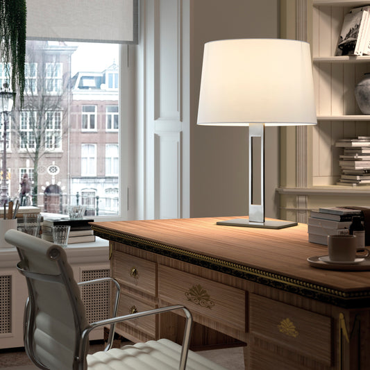 Lampe de table classique avec abat-jour en coton et base métallique – luminaire élégant diffusant une lumière douce pour salon ou chambre.