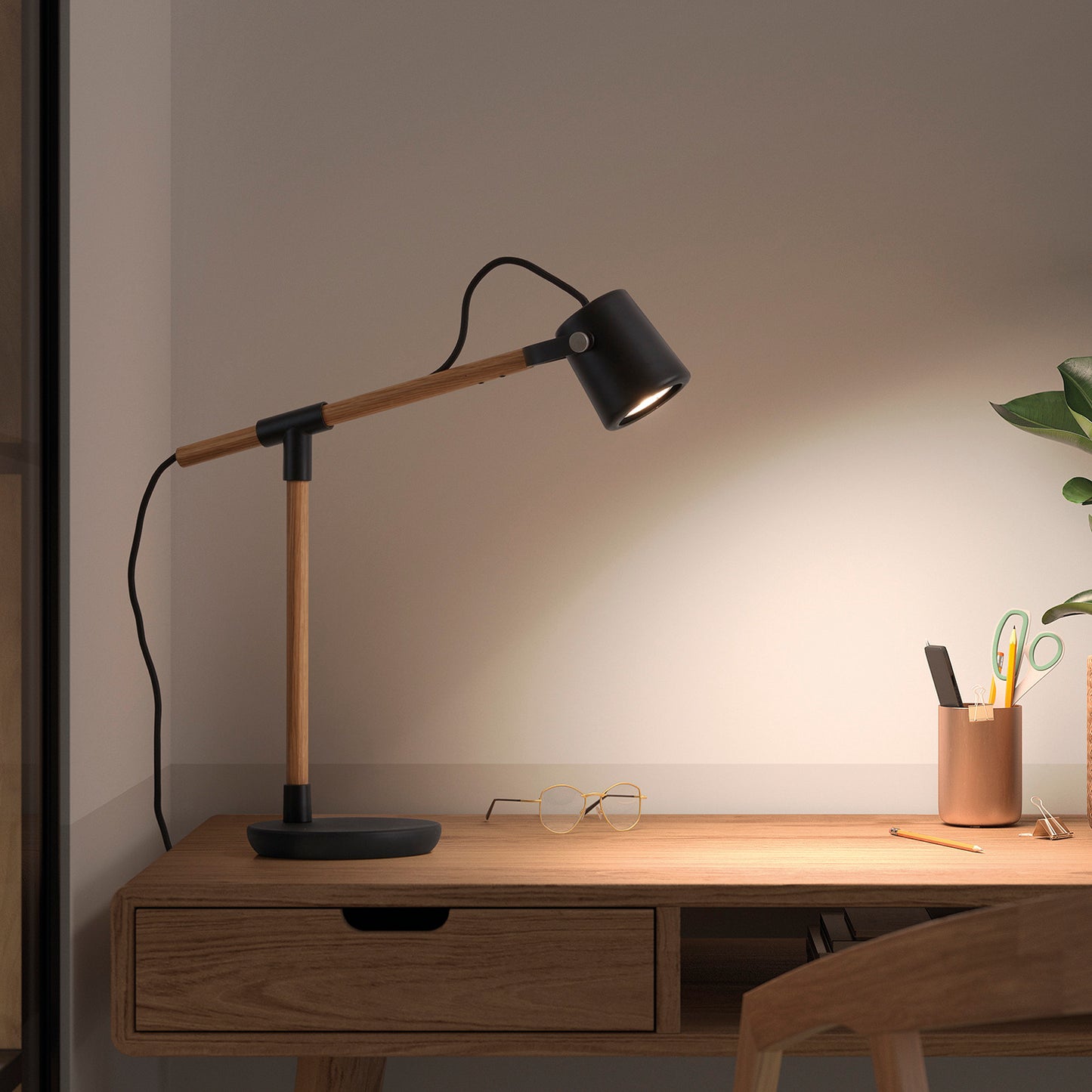 Lampe de table scandinave en chêne et acier noir – luminaire design à lumière douce idéale pour bureau, salon ou coin lecture.