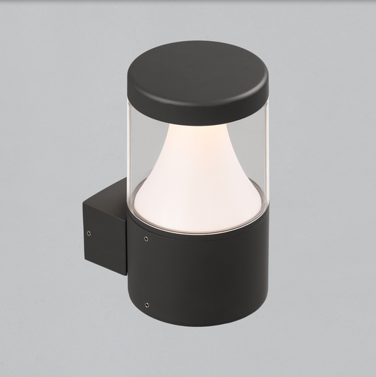 Lampe solaire extérieure Brisk au design moderne, avec capteur de luminosité automatique, offrant une lumière douce et autonome résistante aux intempéries IP65.