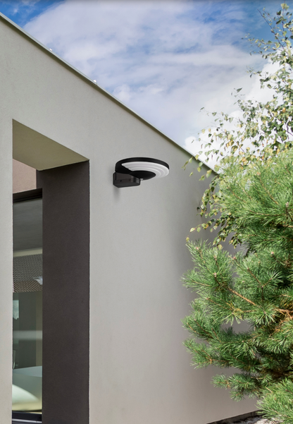 Lampe solaire extérieure Gloss au design élégant, avec capteur de luminosité automatique, offrant une lumière autonome et durable résistante aux intempéries IP65.