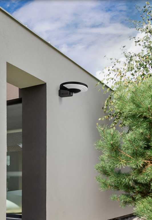 Lampe solaire extérieure Gloss au design élégant, avec capteur de luminosité automatique, offrant une lumière autonome et durable résistante aux intempéries IP65.