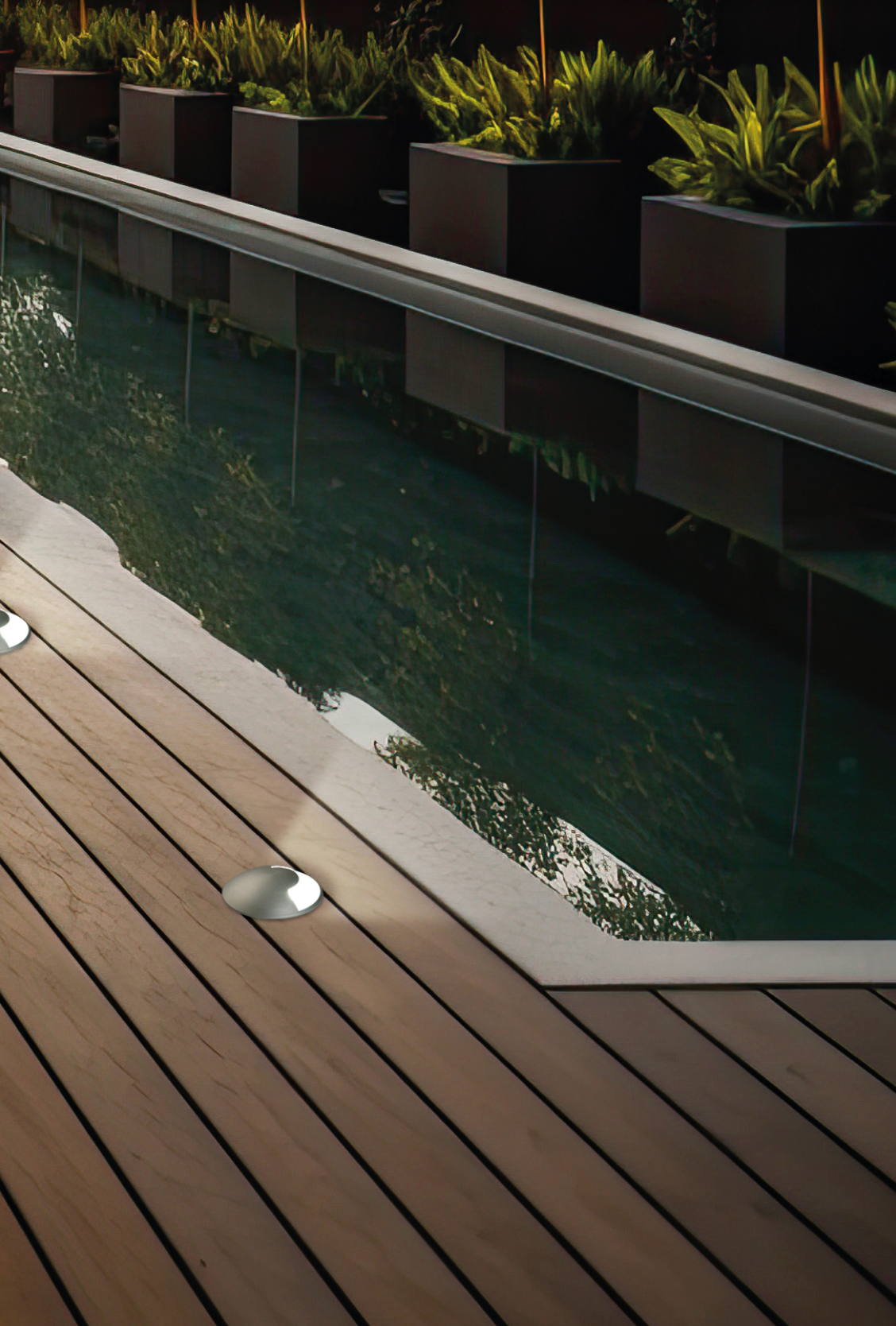 Luminaire encastré de sol extérieur, design discret et résistant, diffusant une lumière douce et élégante pour baliser allées, jardins ou piscines avec raffinement.