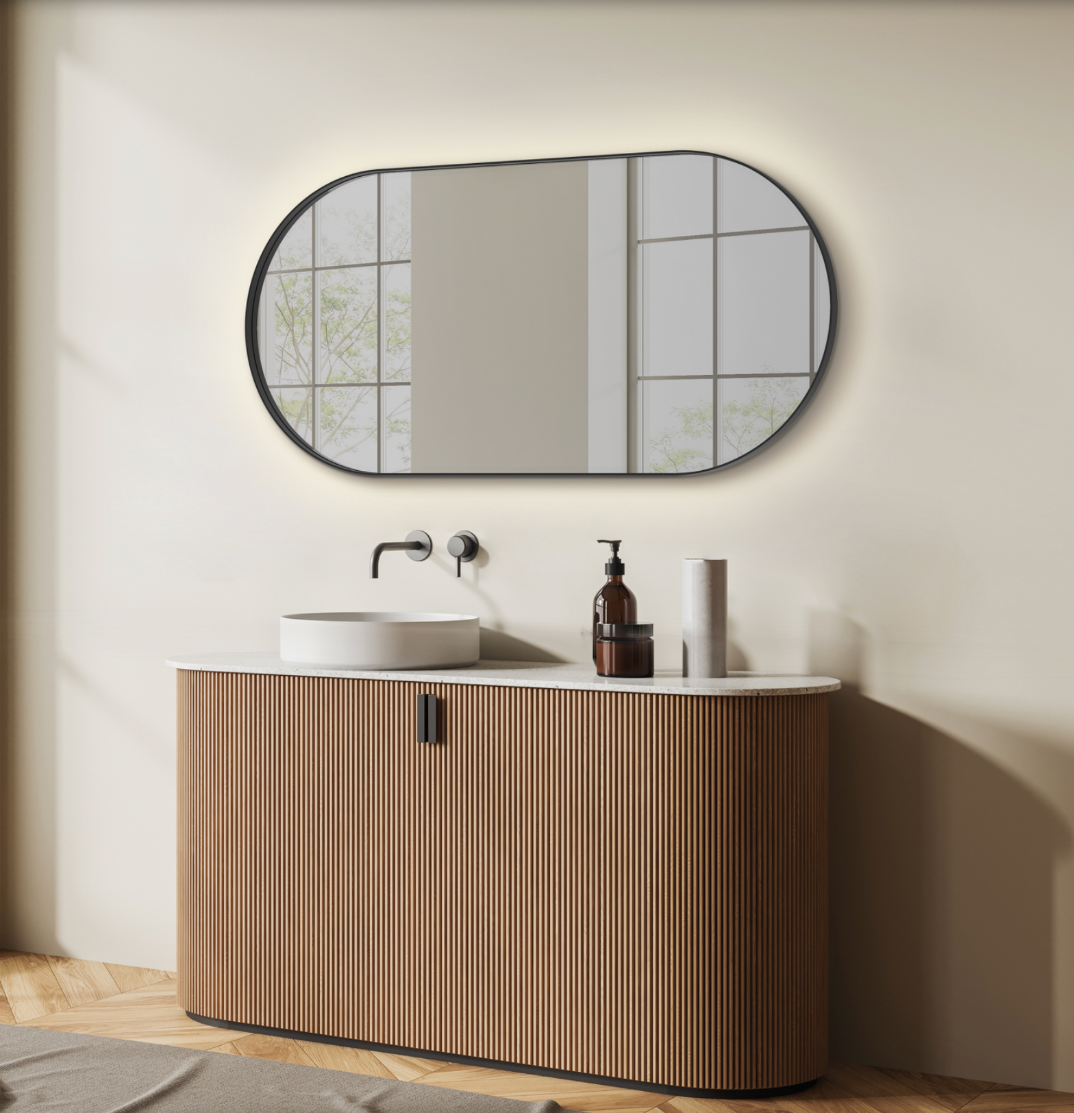 Miroir Daniela avec éclairage LED intégré, bords arrondis et cadre noir, design moderne et élégant, résistant à l’humidité IP44, idéal pour la salle de bains.