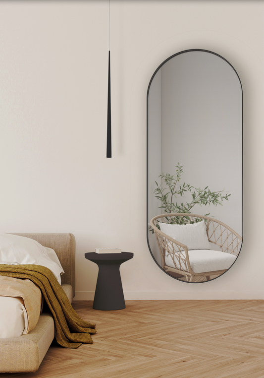 Miroir Daniela rectangulaire aux bords arrondis avec cadre noir, design moderne et épuré, offrant un reflet clair et durable grâce à sa résistance à l’humidité IP44.
