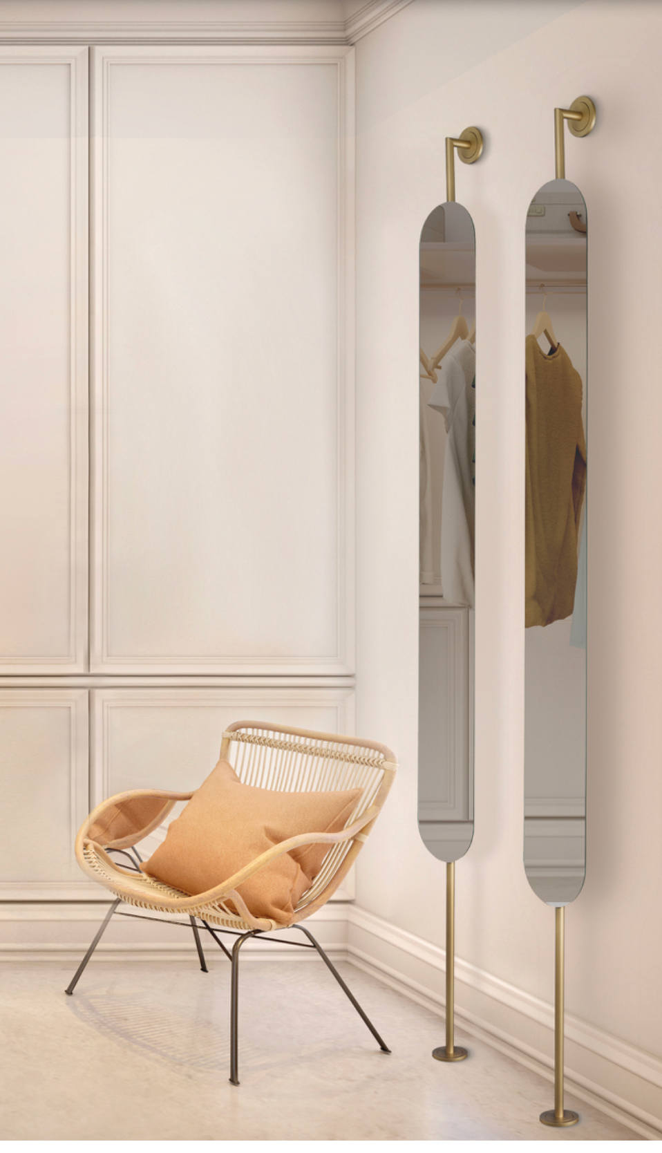 Miroir Estela au cadre doré en métal et verre, design vertical moderne fixé au sol et au mur, alliant élégance, stabilité et luminosité pour salon, chambre ou couloir.