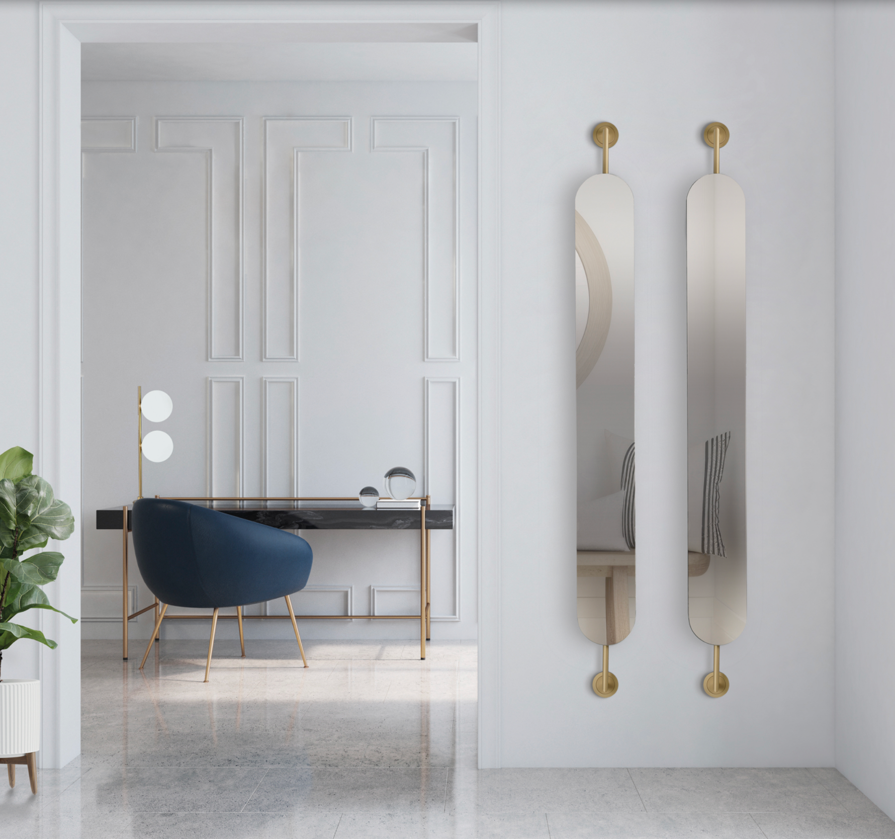 Miroir Estela vertical au cadre doré, design raffiné en métal et verre, apportant élégance, luminosité et sophistication à la décoration intérieure.