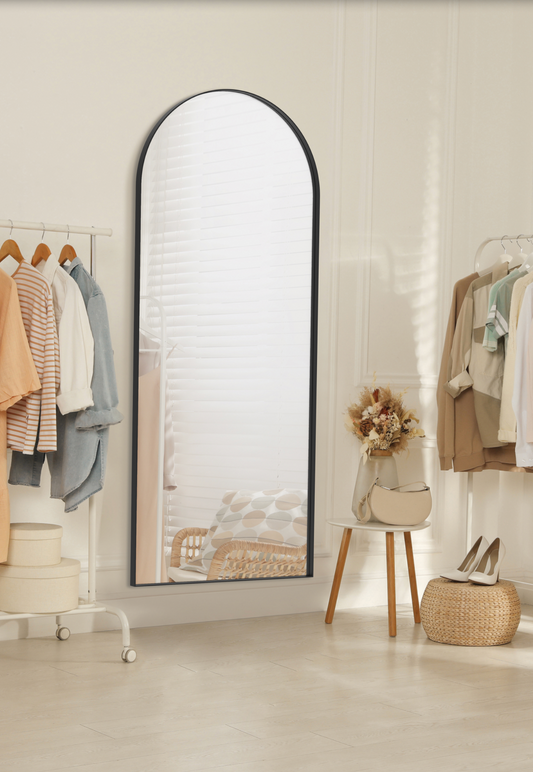 Miroir Giorgia en forme d’arche avec bordures fines noires, design moderne et raffiné, apportant élégance et douceur à la salle de bains ou à tout intérieur.