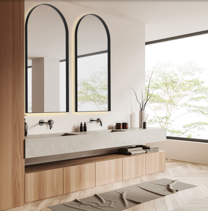 Miroir Giorgia en forme d’arche avec éclairage LED intégré et bordures fines noires, design moderne et élégant, diffusant une lumière douce idéale pour la salle de bains.