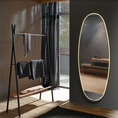 Miroir Onix ovale avec éclairage LED intégré et cadre noir, design moderne et élégant, diffusant une lumière douce et décorative idéale pour salon, chambre ou dressing.