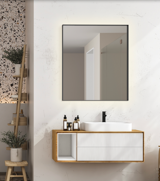 Miroir Oristano aux bordures fines noires, design épuré et moderne, reflétant la lumière pour agrandir visuellement l’espace et sublimer tout type d’intérieur.