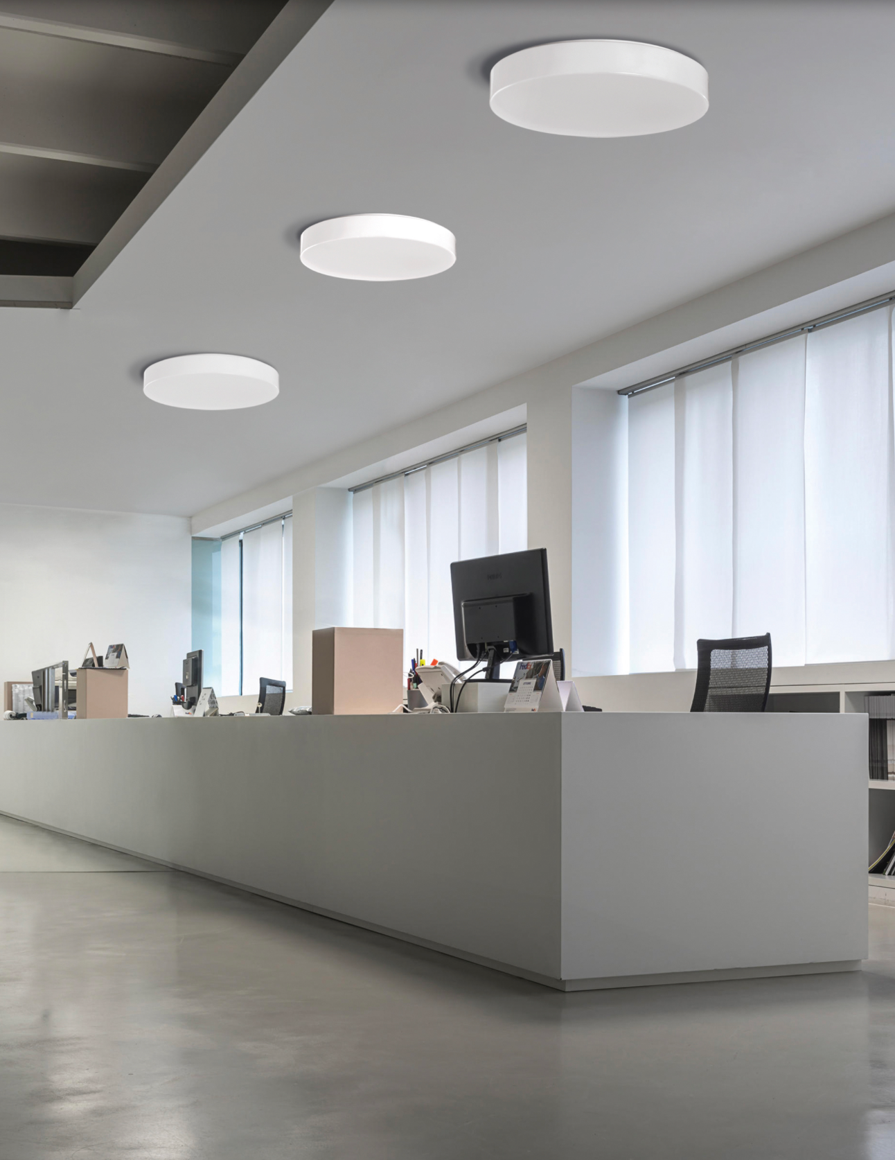 Plafonnier Aten au design moderne et épuré. Diffuse une lumière douce et adaptable selon le moment de la journée, pour un confort visuel optimal. Idéal dans un salon ou un bureau, il apporte élégance, équilibre et sérénité à chaque espace.