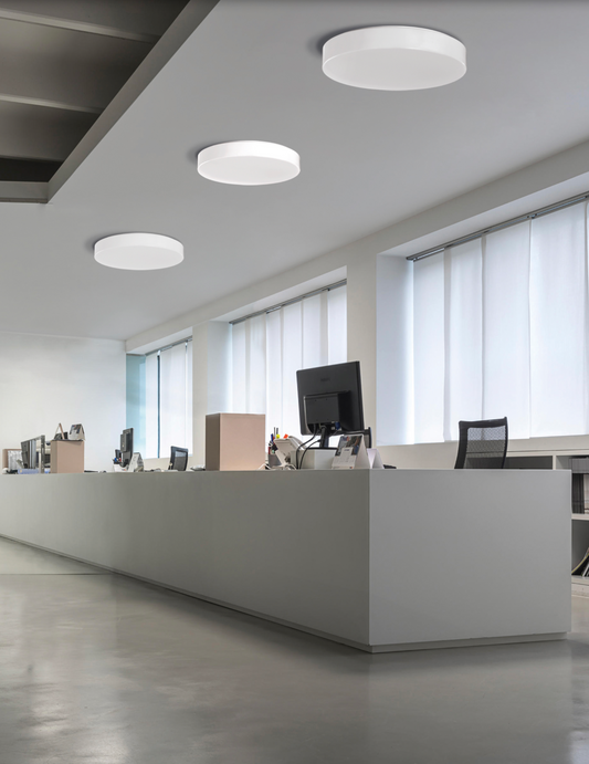 Plafonnier Aten au design moderne et épuré. Diffuse une lumière douce et adaptable selon le moment de la journée, pour un confort visuel optimal. Idéal dans un salon ou un bureau, il apporte élégance, équilibre et sérénité à chaque espace.