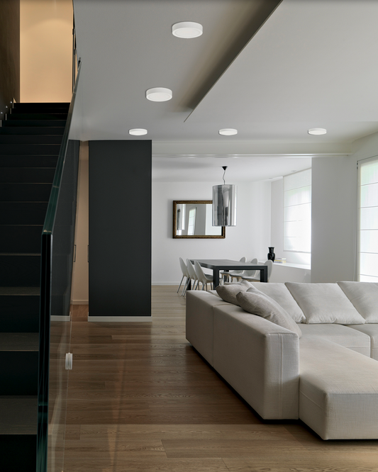 Plafonnier Kore, design minimaliste noir ou blanc, diffusant une lumière homogène et apaisante, disponible en plusieurs tailles et températures pour s’adapter à chaque espace.