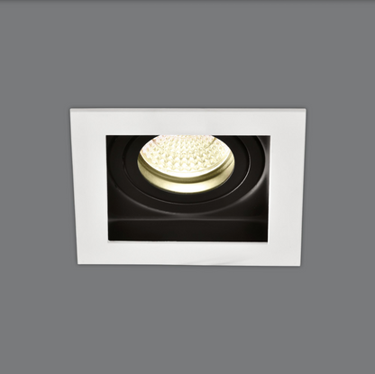 Plafonnier LED au design minimaliste blanc, diffusant une lumière douce et équilibrée idéale pour couloirs et espaces de vie, alliant simplicité et élégance moderne.