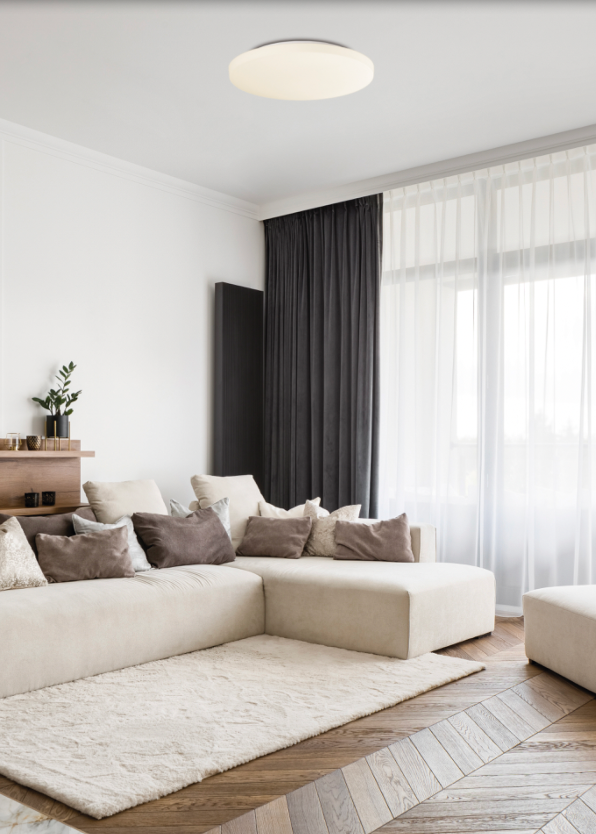 Plafonnier Moon, symbole de sérénité et de simplicité. Sa lumière douce et homogène crée une atmosphère apaisante dans chaque pièce. Résistant à l’humidité, il s’intègre aussi bien dans une salle de bains que dans un salon, pour un éclairage harmonieux et intemporel.