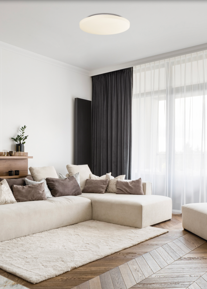 Plafonnier Moon, symbole de sérénité et de simplicité. Sa lumière douce et homogène crée une atmosphère apaisante dans chaque pièce. Résistant à l’humidité, il s’intègre aussi bien dans une salle de bains que dans un salon, pour un éclairage harmonieux et intemporel.