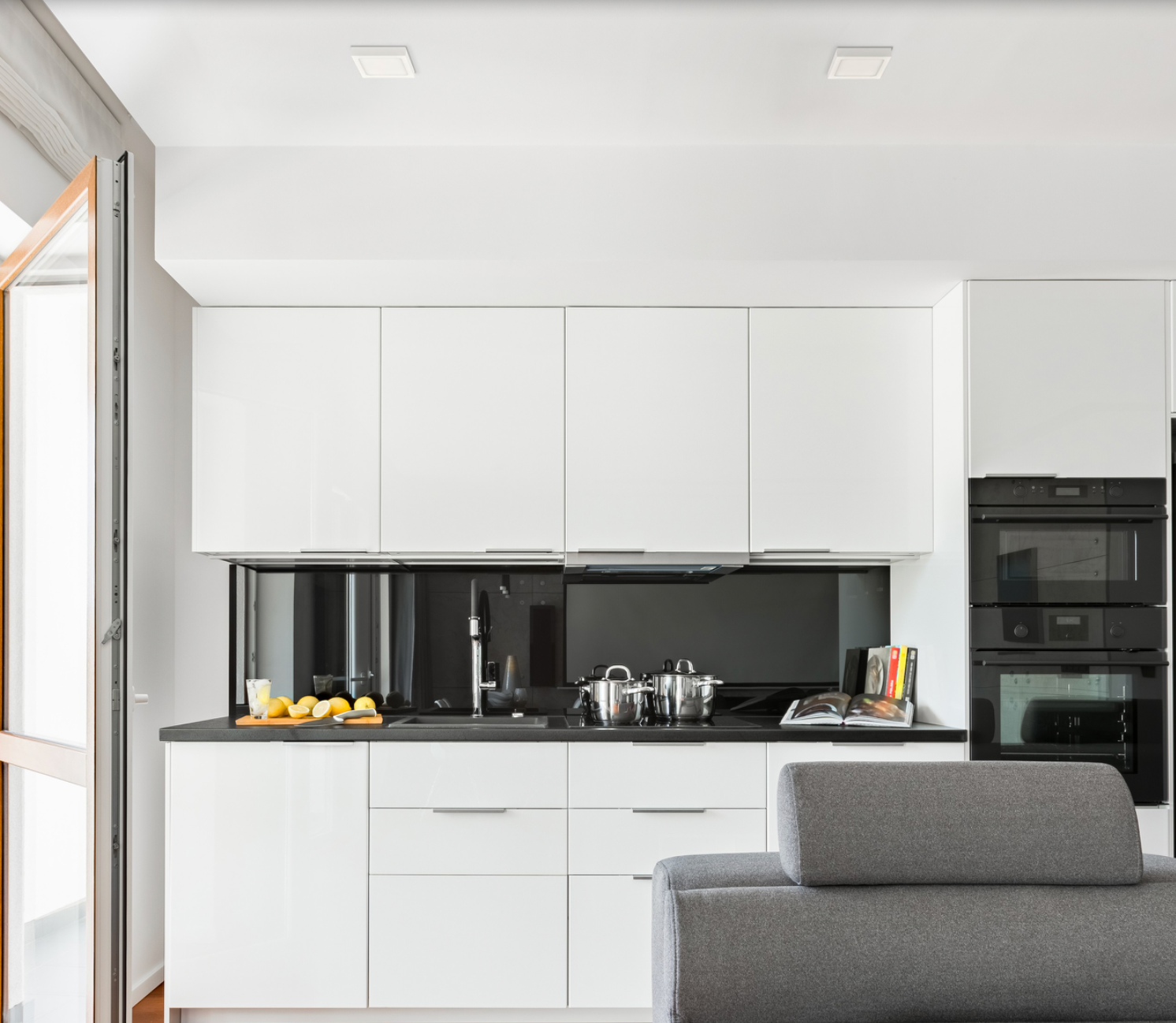 Plafonnier Roku au design épuré, diffusant une lumière douce et raffinée, disponible en plusieurs teintes pour créer une ambiance harmonieuse dans toute la maison.