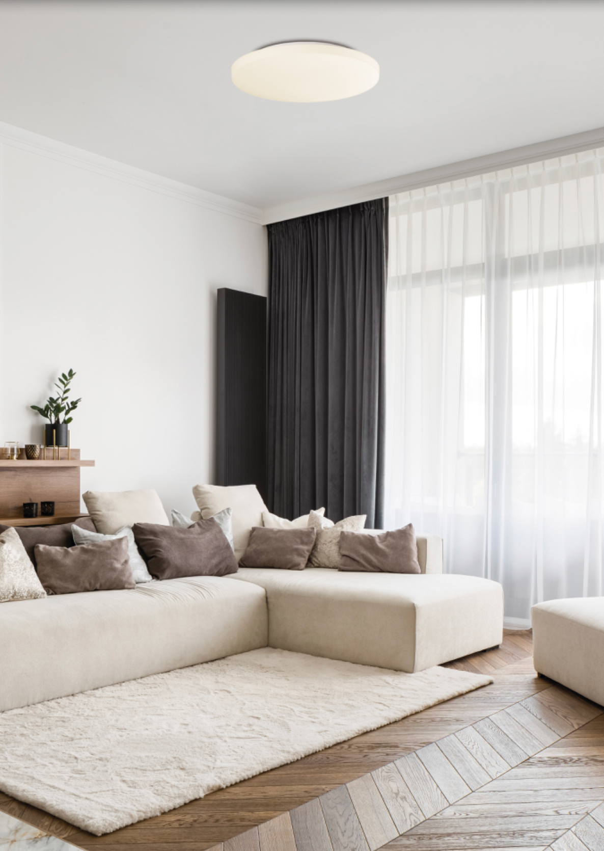 Plafonnier Moon, symbole de sérénité et de simplicité. Sa lumière douce et homogène crée une atmosphère apaisante dans chaque pièce. Résistant à l’humidité, il s’intègre aussi bien dans une salle de bains que dans un salon, pour un éclairage harmonieux et intemporel.