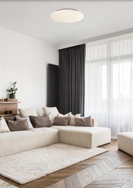 Plafonnier Moon, symbole de sérénité et de simplicité. Sa lumière douce et homogène crée une atmosphère apaisante dans chaque pièce. Résistant à l’humidité, il s’intègre aussi bien dans une salle de bains que dans un salon, pour un éclairage harmonieux et intemporel.