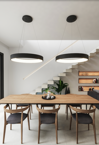 Suspension Dilga, entre légèreté et chaleur. Sa lumière douce crée une ambiance conviviale et apaisante, idéale pour les repas ou les moments de détente. Son design suspendu structure l’espace avec élégance, apportant équilibre et raffinement à votre intérieur.