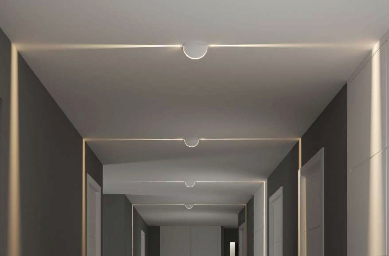Plafonnier minimaliste blanc au design épuré, diffusant une lumière douce et fluide idéale pour couloirs et intérieurs modernes, alliant élégance et harmonie visuelle.
