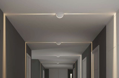 Plafonnier minimaliste blanc au design épuré, diffusant une lumière douce et fluide idéale pour couloirs et intérieurs modernes, alliant élégance et harmonie visuelle.