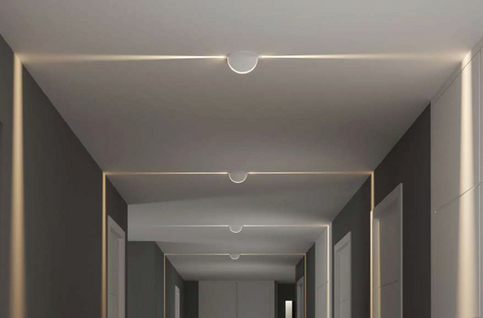 Plafonnier minimaliste blanc au design épuré, diffusant une lumière douce et fluide idéale pour couloirs et intérieurs modernes, alliant élégance et harmonie visuelle.
