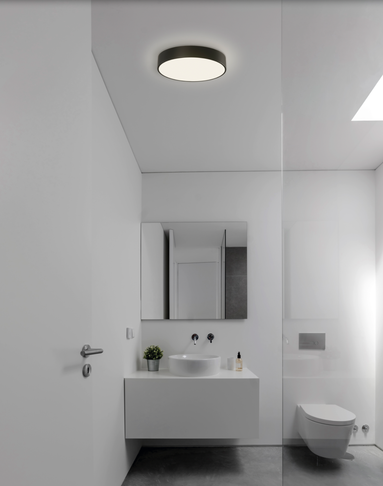 Plafonnier étanche au design circulaire élégant. Sa lumière douce et homogène éclaire chaque recoin avec précision. Parfait pour les salles de bains et cuisines grâce à sa résistance à l’humidité, il allie performance, fiabilité et discrétion.