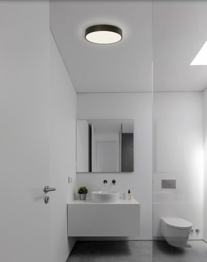 Plafonnier étanche au design circulaire élégant. Sa lumière douce et homogène éclaire chaque recoin avec précision. Parfait pour les salles de bains et cuisines grâce à sa résistance à l’humidité, il allie performance, fiabilité et discrétion.