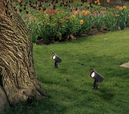 Projecteur de jardin encastrable au design discret, diffusant une lumière douce et précise idéale pour mettre en valeur les massifs, allées et zones végétales avec élégance.
