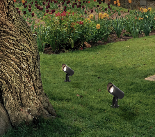Projecteur de jardin encastrable au design discret, diffusant une lumière douce et précise idéale pour mettre en valeur les massifs, allées et zones végétales avec élégance.