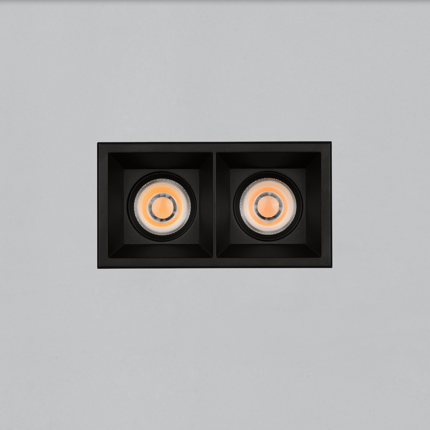 Spot encastré Move LED COB à 2 ou 3 lumières carrées, design minimaliste noir ou blanc, offrant un éclairage puissant et modulable en 2700K ou 3000K pour tout intérieur moderne.