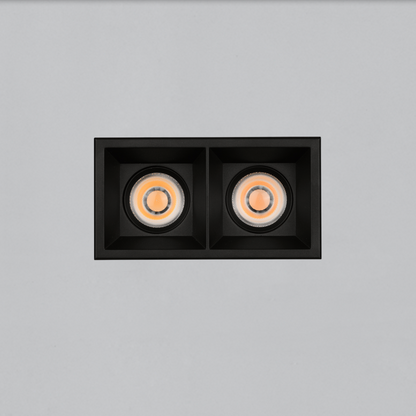 Spot encastré Move LED COB à 2 ou 3 lumières carrées, design minimaliste noir ou blanc, offrant un éclairage puissant et modulable en 2700K ou 3000K pour tout intérieur moderne.