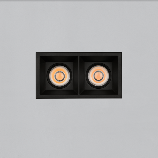 Spot encastré Move LED COB à 2 ou 3 lumières carrées, design minimaliste noir ou blanc, offrant un éclairage puissant et modulable en 2700K ou 3000K pour tout intérieur moderne.