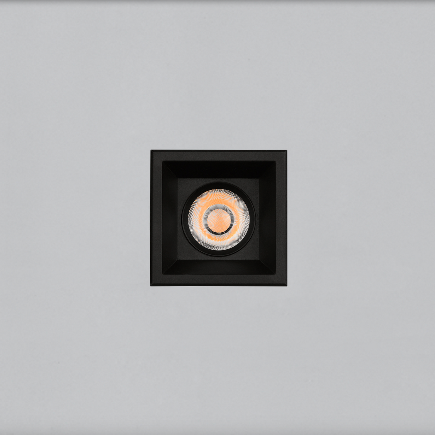 Spot encastré Move LED COB carré, design minimaliste noir ou blanc, diffusant une lumière chaleureuse 2700K ou 3000K avec 1160 lumens pour un éclairage moderne et économe.