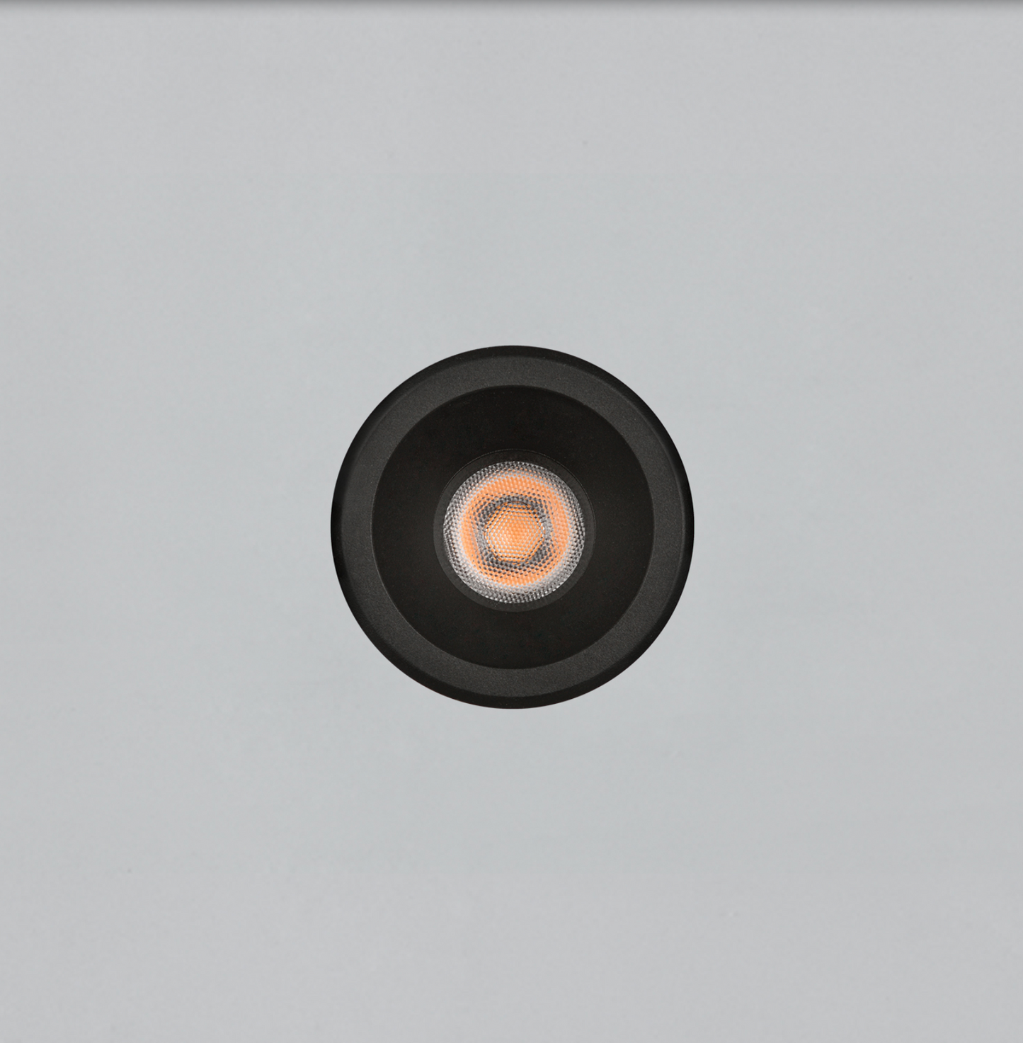 Spot encastré Move LED COB rond, design minimaliste noir ou blanc, diffusant une lumière chaude de 2700K ou 3000K avec 1160 lumens pour un éclairage moderne et économe.