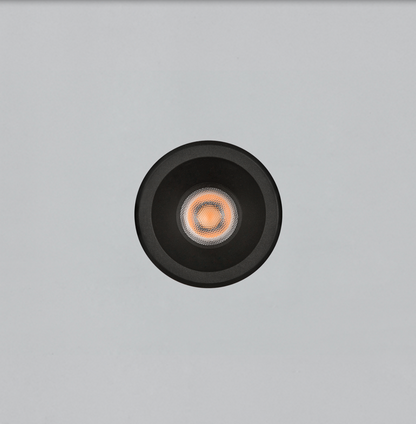 Spot encastré Move LED COB rond, design minimaliste noir ou blanc, diffusant une lumière chaude de 2700K ou 3000K avec 1160 lumens pour un éclairage moderne et économe.