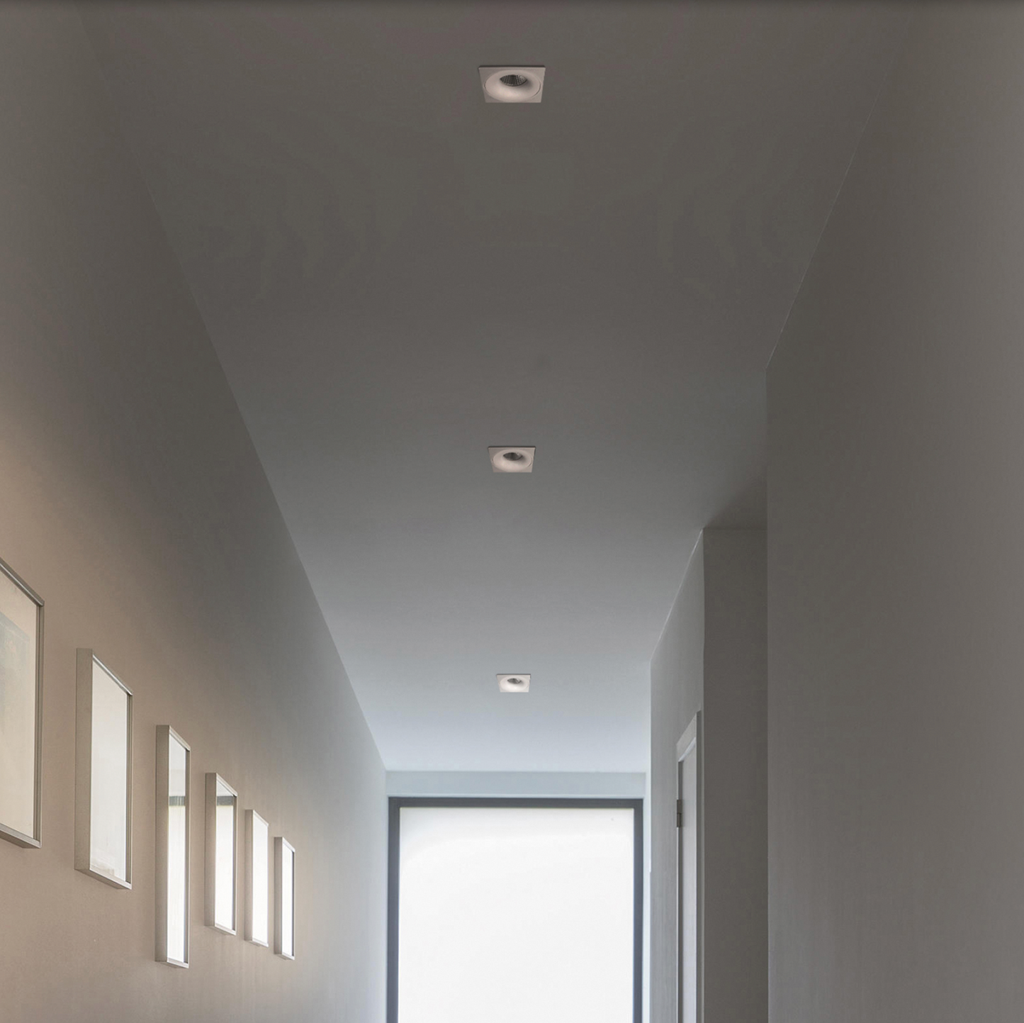 Spot encastré Waka carré, design minimaliste noir ou blanc, diffusant une lumière douce et précise idéale pour salons et couloirs modernes.