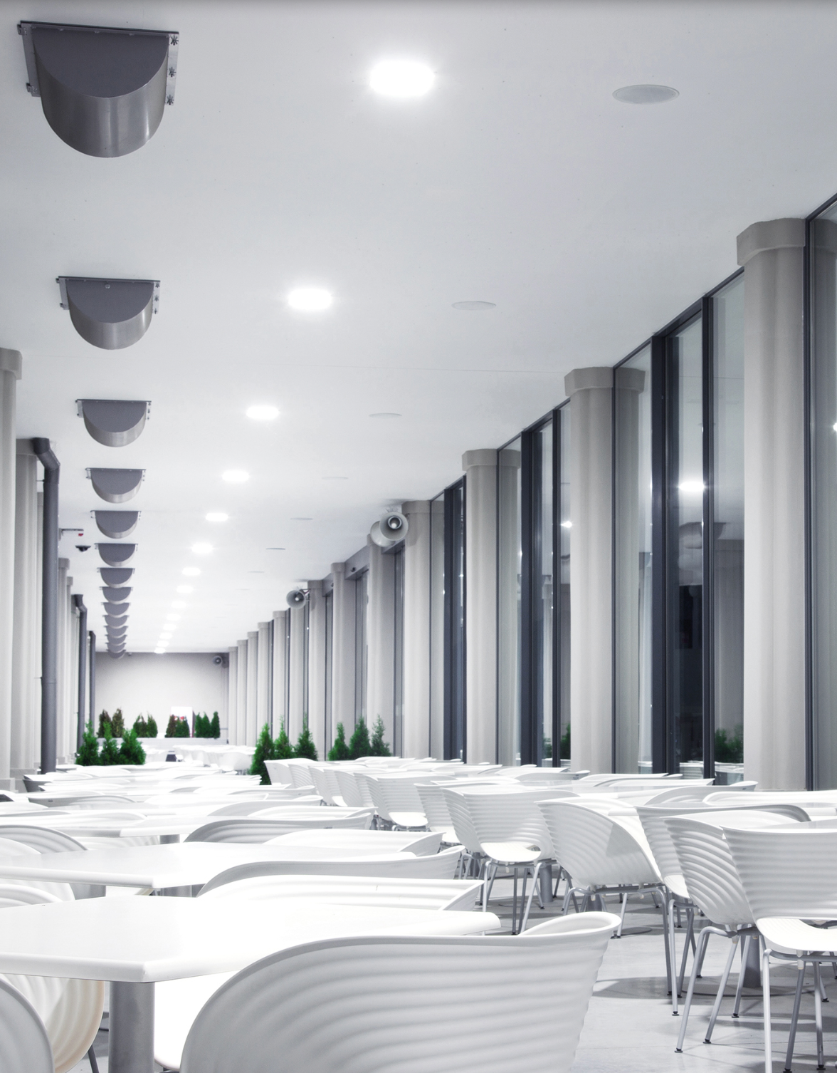 Spot encastré Winka rond, design épuré noir ou blanc, diffusant une lumière douce et précise idéale pour salons, cuisines et espaces modernes.