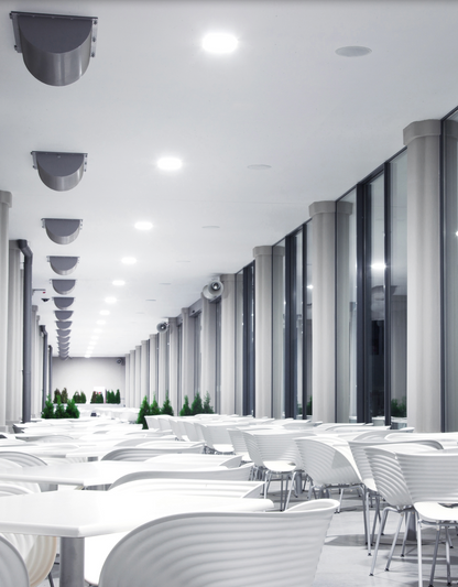 Spot encastré Winka rond, design épuré noir ou blanc, diffusant une lumière douce et précise idéale pour salons, cuisines et espaces modernes.