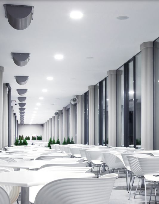 Spot encastré Winka rond, design épuré noir ou blanc, diffusant une lumière douce et précise idéale pour salons, cuisines et espaces modernes.