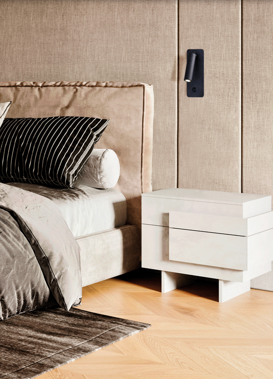 Spot encastré avec interrupteur intégré, offrant un éclairage précis et apaisant. Son design moderne en noir ou nickel satiné apporte une touche élégante et discrète à vos espaces de détente.