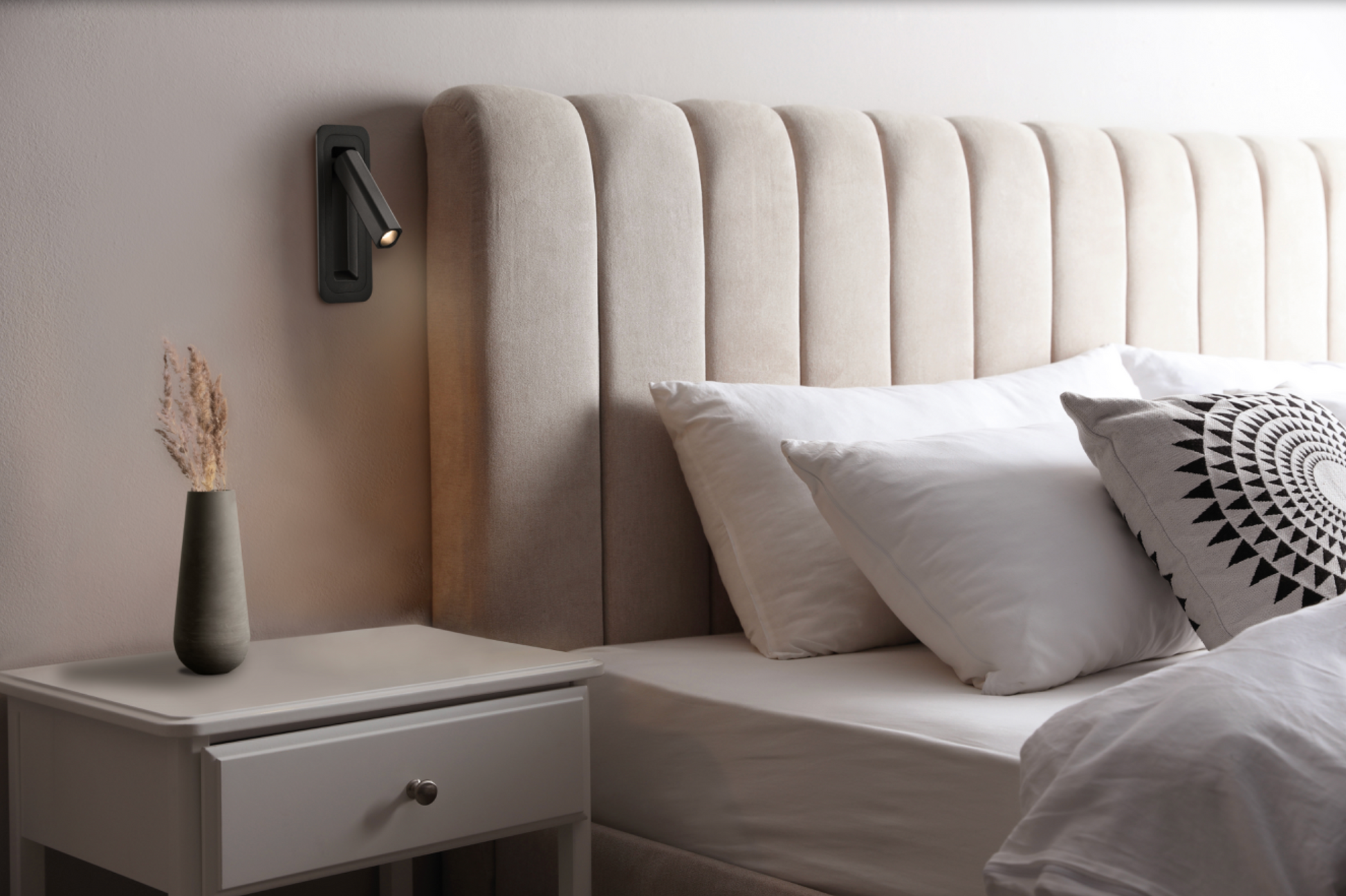 Spot mural encastré orientable à 350°/90°, idéal pour la lecture. Son design discret et moderne offre un éclairage précis et confortable, parfait pour les chambres à coucher et d’hôtel.