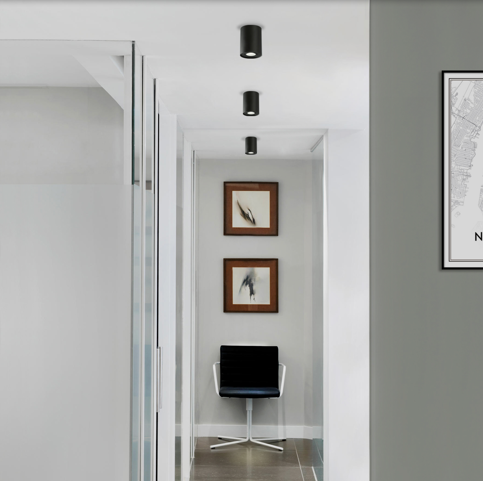 Spot orientable au design moderne et discret, offrant un éclairage directionnel précis idéal pour salons, boutiques ou bureaux.