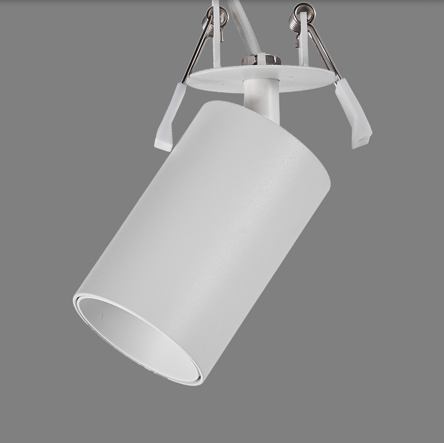 Spot orientable tubulaire au design moderne et discret, diffusant une lumière LED directionnelle douce idéale pour cuisines, salons et intérieurs contemporains.