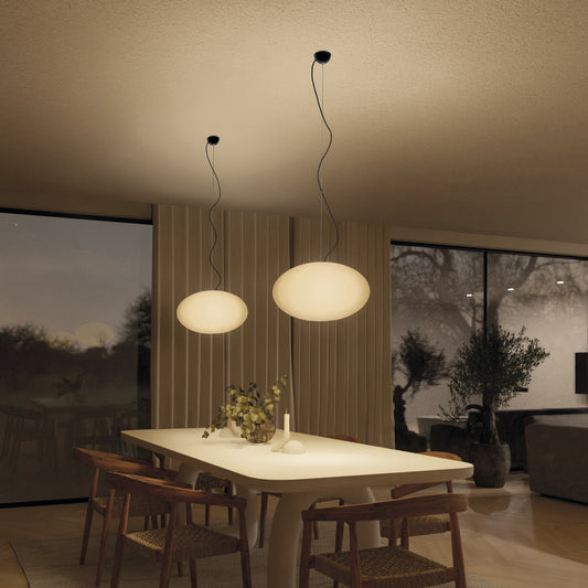 Suspension Iqanda en verre opalin blanc avec câble noir – luminaire design diffusant une lumière douce et chaleureuse, idéal pour salle à manger, salon ou chambre.